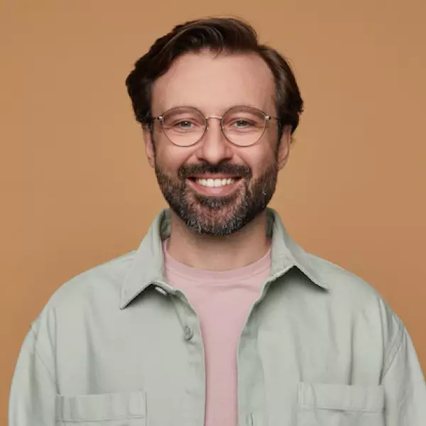 un hombre con gafas y barba
