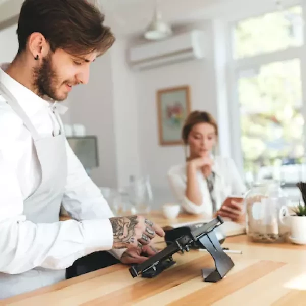 Dva vědci zkoumající robotická ramena v laboratorním prostředí