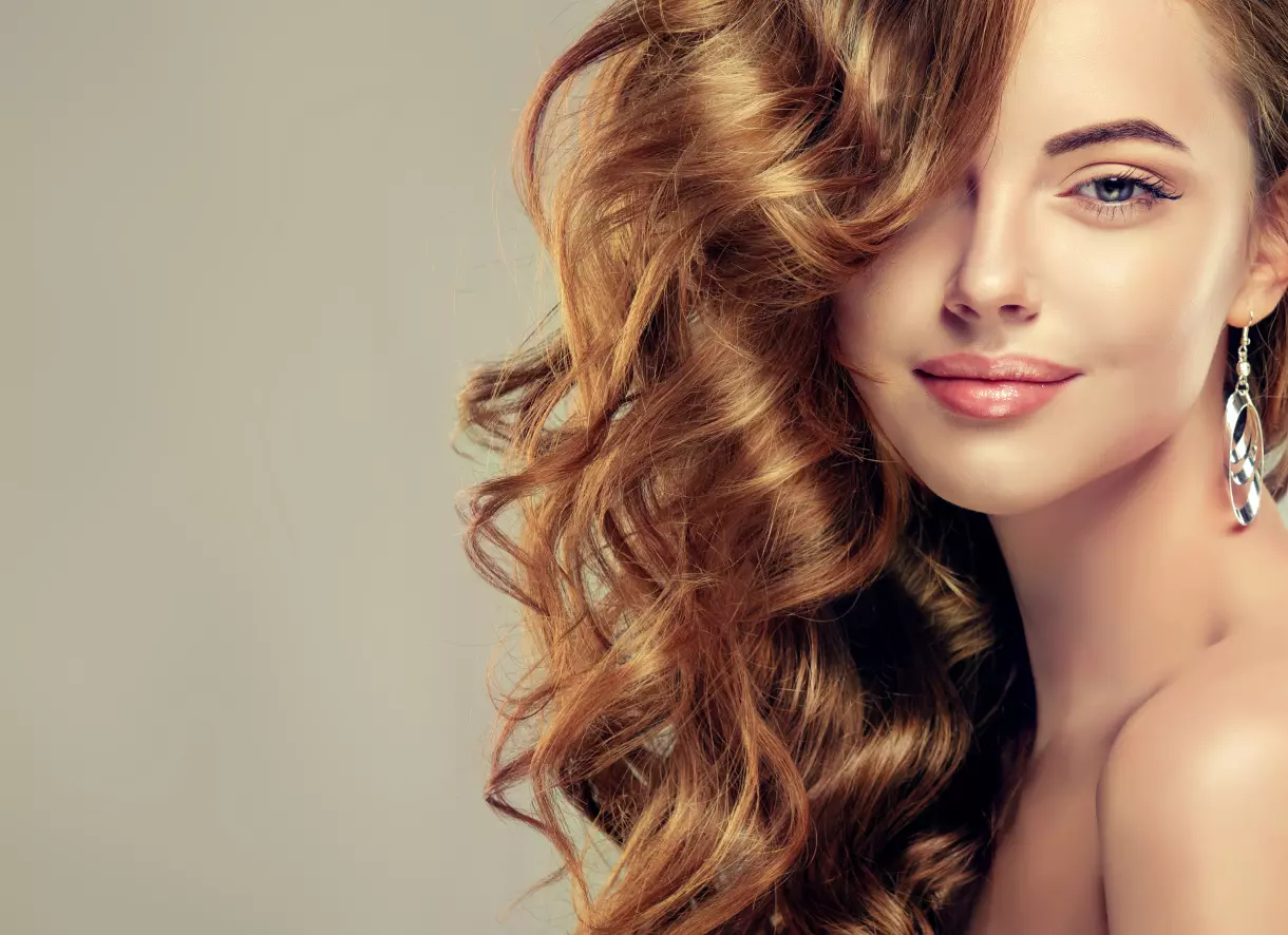 une fille aux longs cheveux brillants