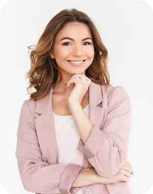 djevojka sa smeđom kosom se smiješi