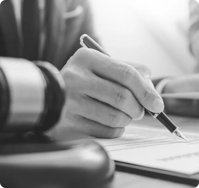 Hand, die einen Stift hält und schreibt