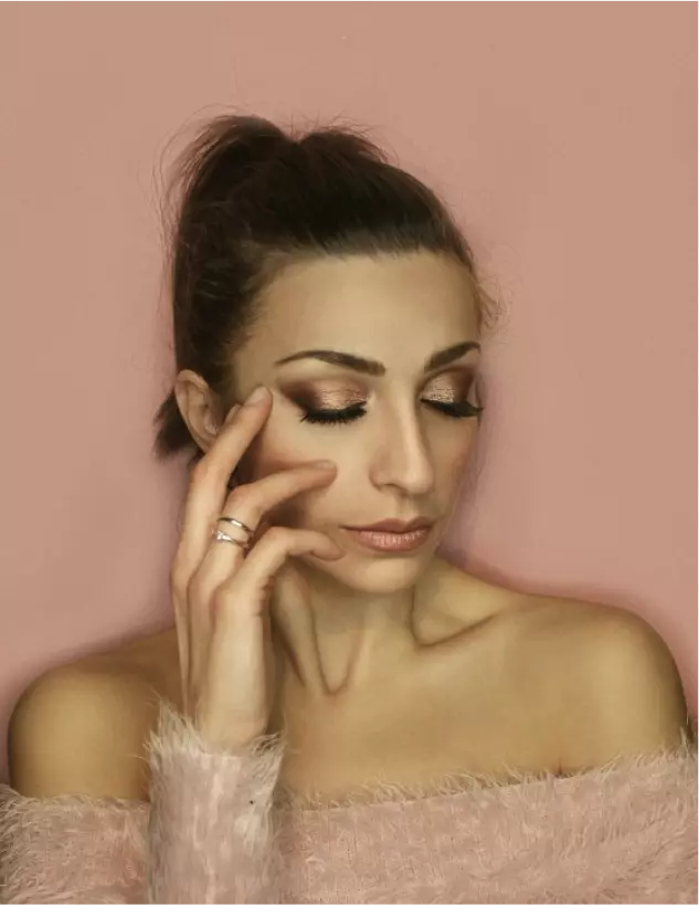 dívka s třpytivým make-upem