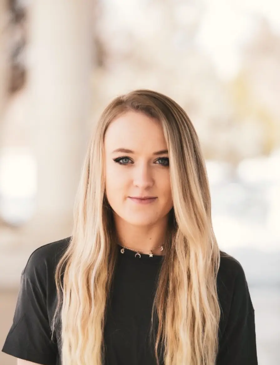 dívka s dlouhými blond vlasy
