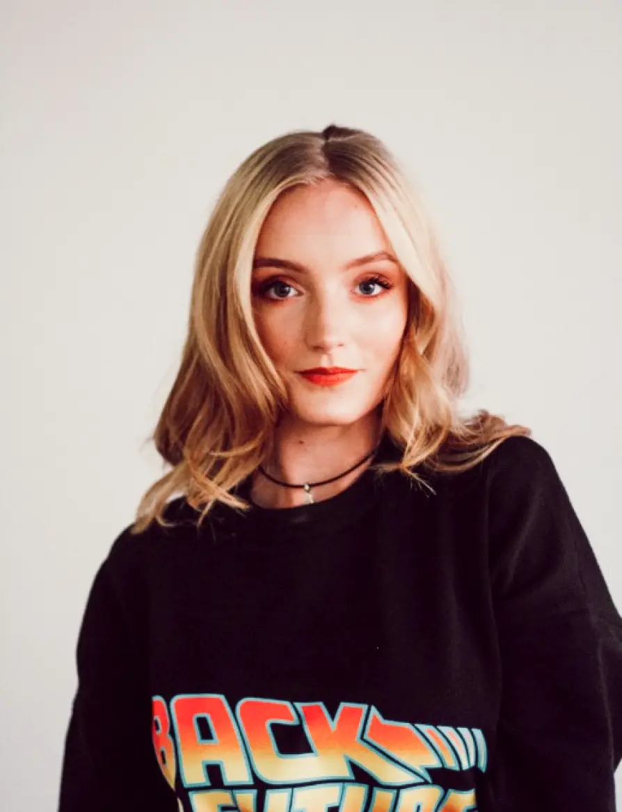 dívka s dlouhými blond vlasy