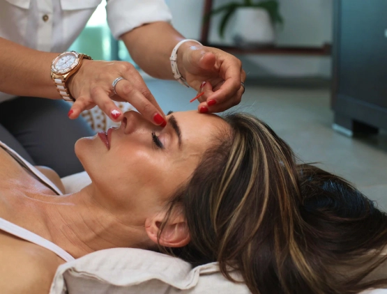 امرأة تستعد لجراحة تجميل الأنف