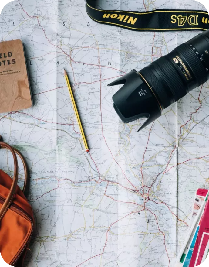 En el mapa hay: un lápiz, una cámara, una bolsa y una nota.