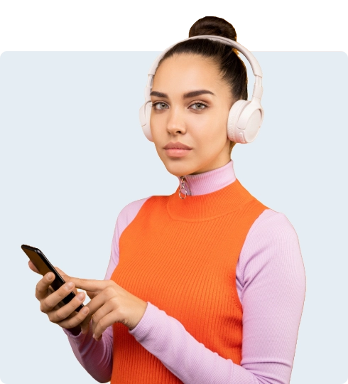 فتاة ترتدي سماعات رأس، وقميصًا برتقاليًا فوق سترة.