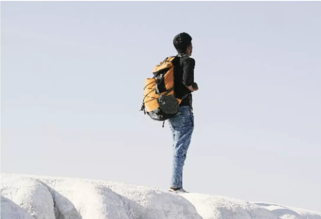 El hombre con la mochila