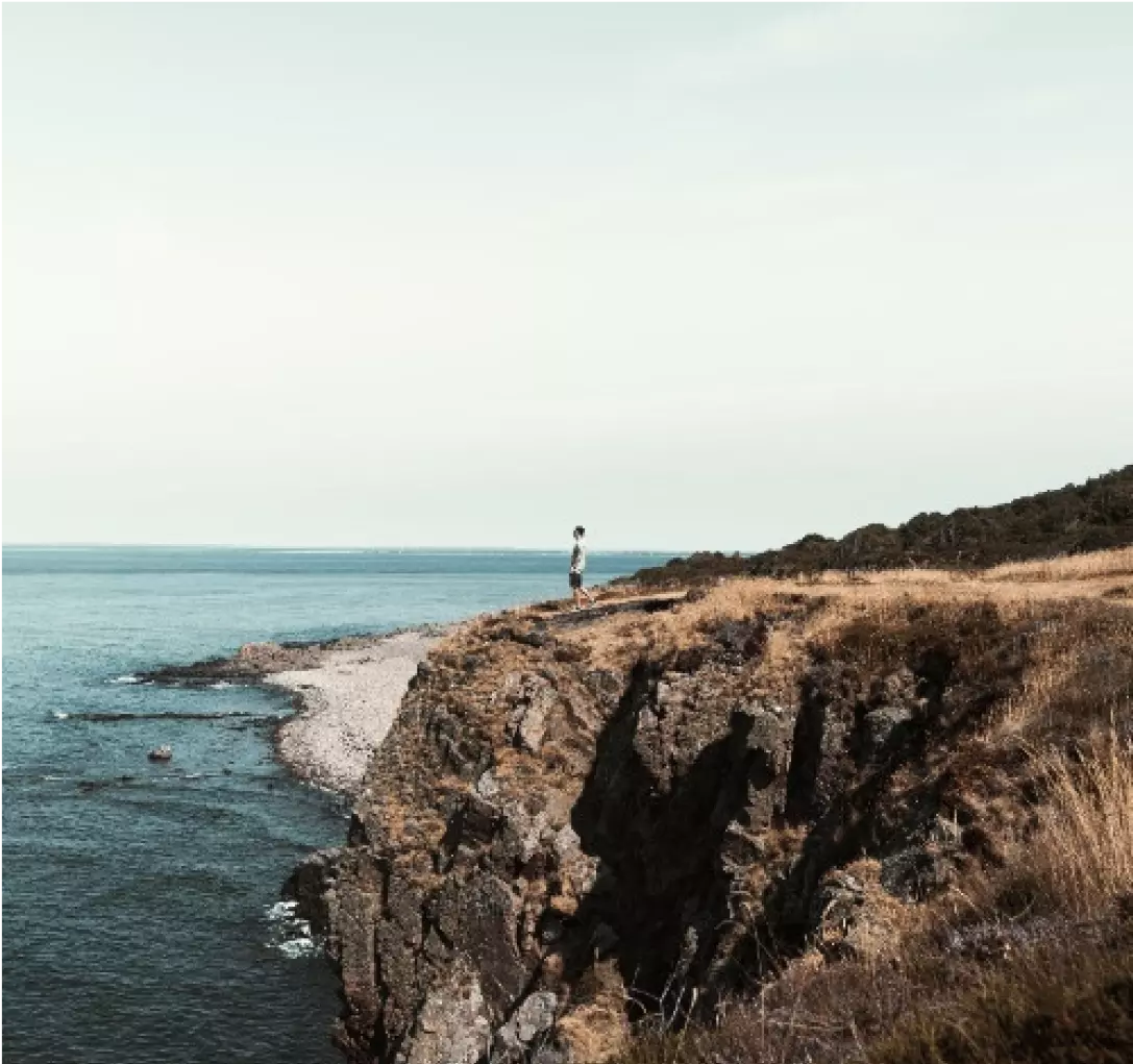 Un hombre junto al mar