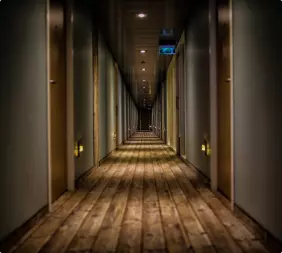 dlouhá chodba hotelu