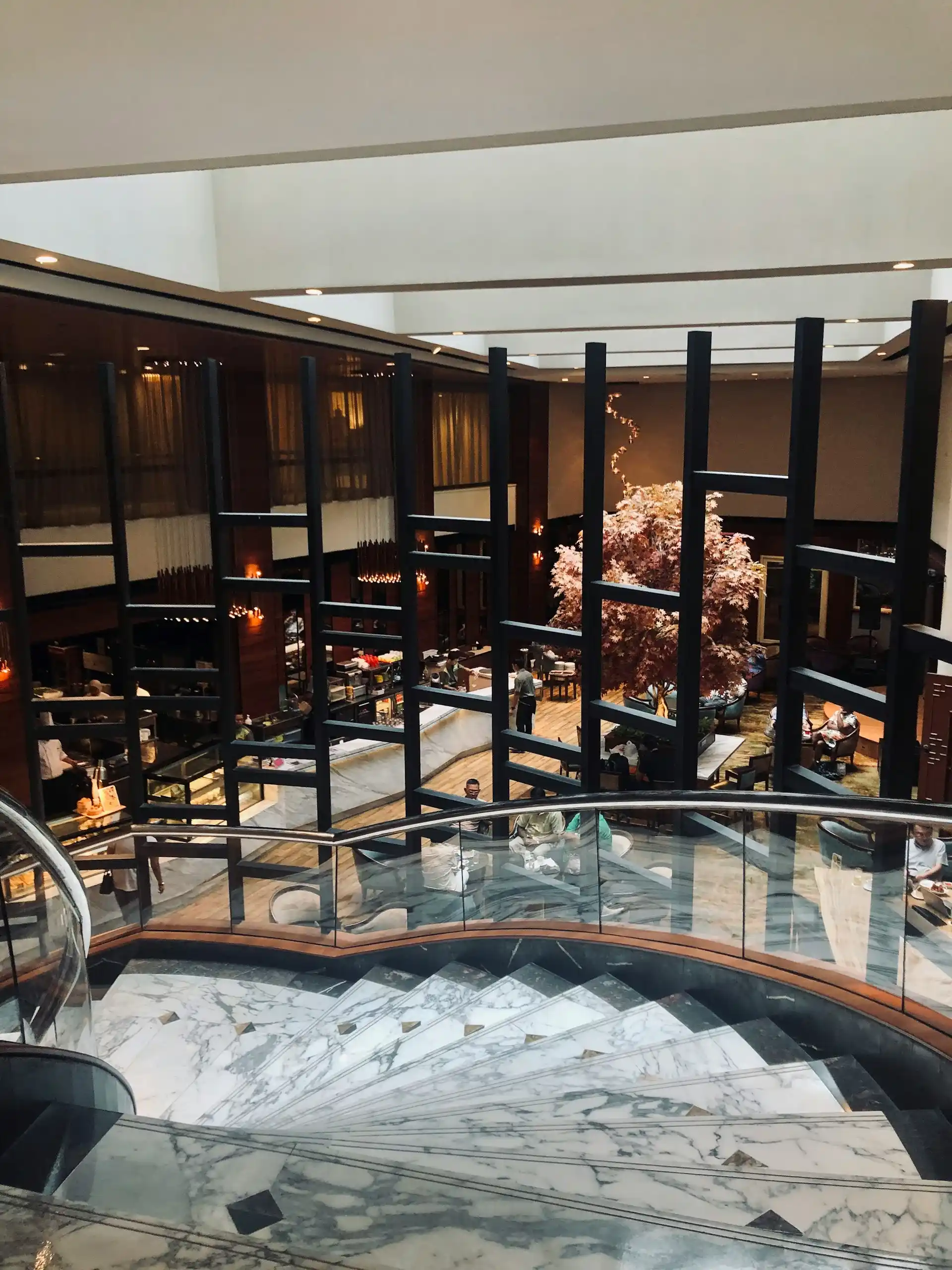 moderní restaurace v japonském stylu s výhledem na schody z druhého patra