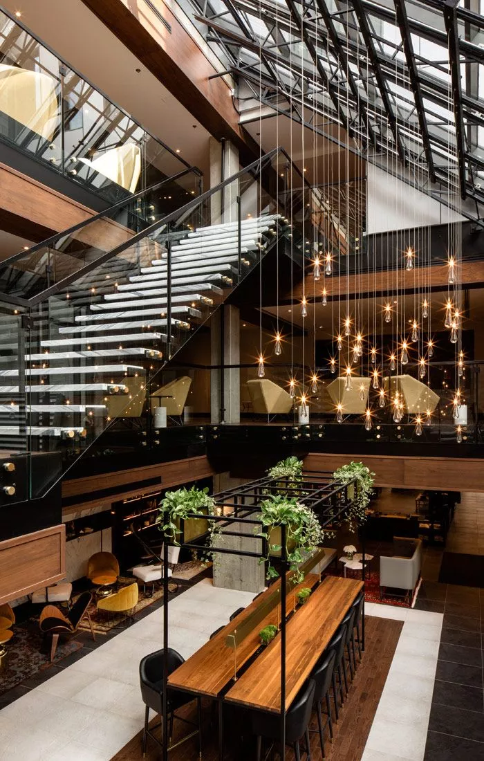moderní loftová restaurace se skleněným stropem