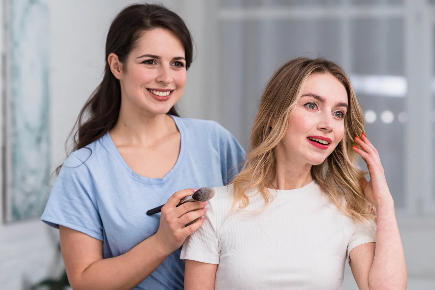 Deux filles souriantes