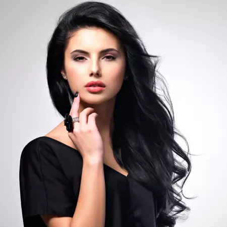 Une fille aux longs cheveux noirs
