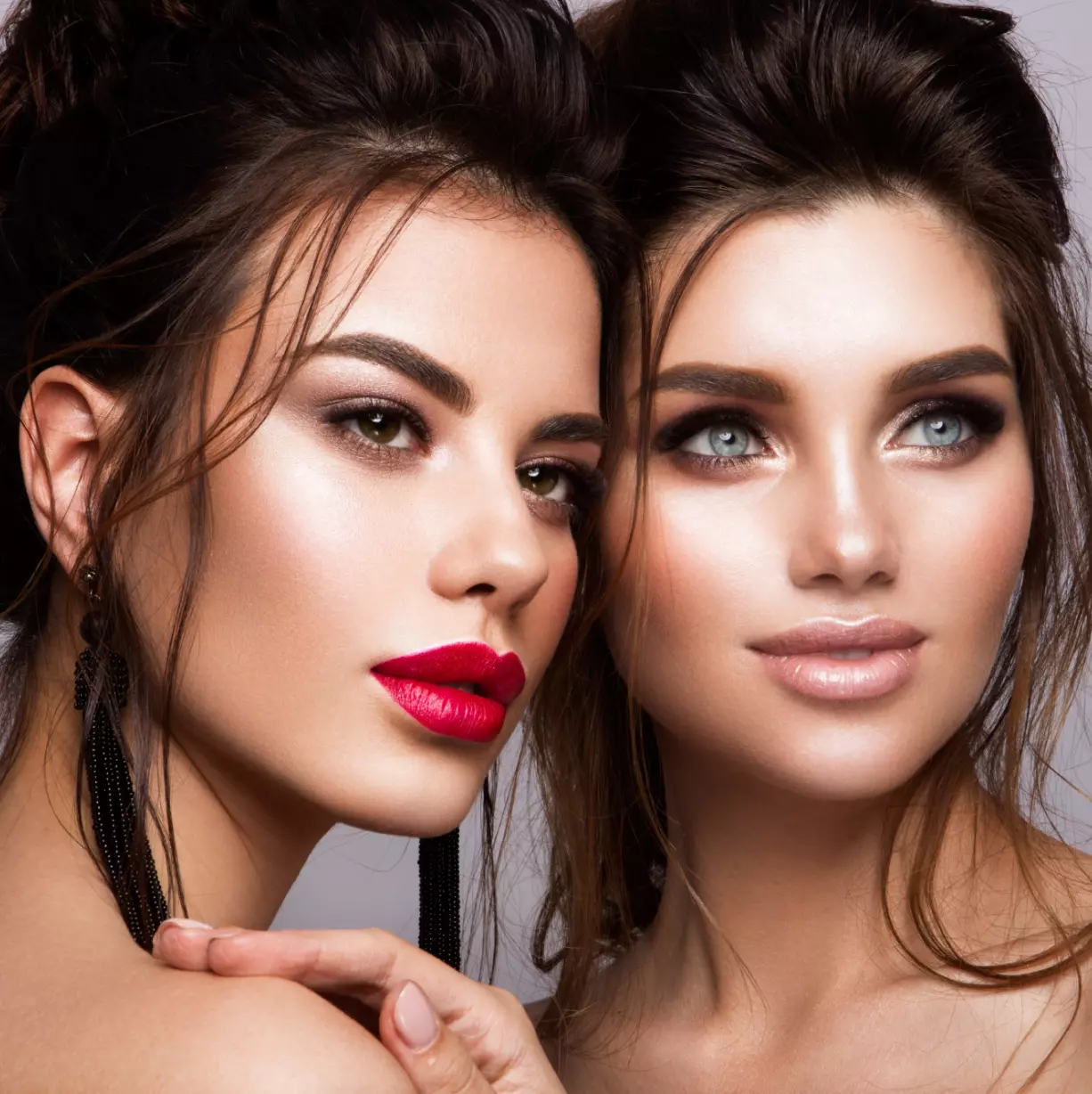 Deux filles souriantes