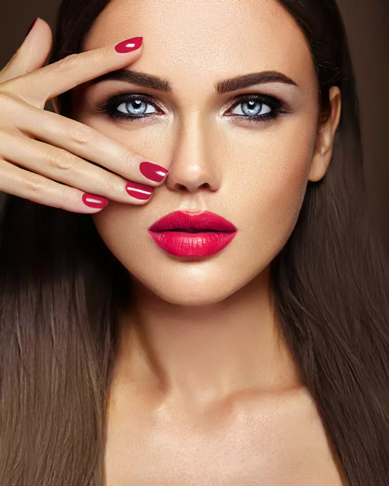 La fille au rouge à lèvres rouge