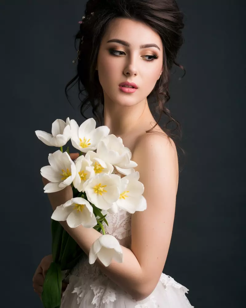 Une fille avec un bouquet de fleurs