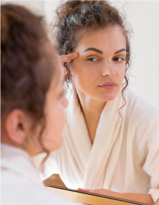 une fille se regarde dans le miroir