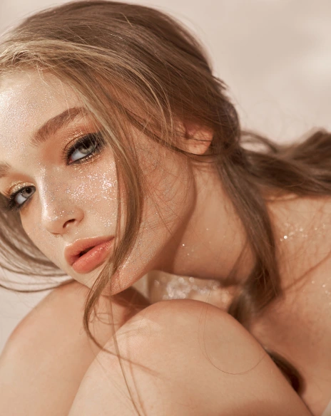 fille avec du maquillage sur le visage