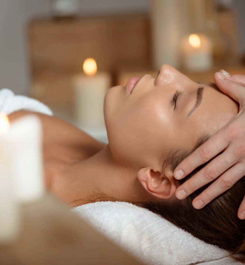 fille faisant un massage du visage