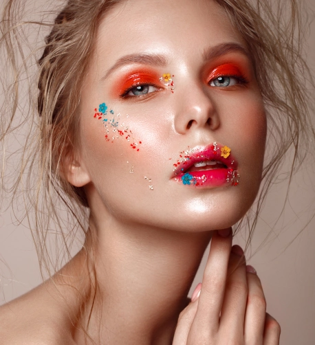 une fille au maquillage éclatant