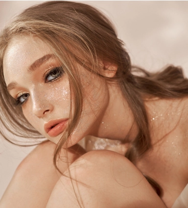 une fille au maquillage léger