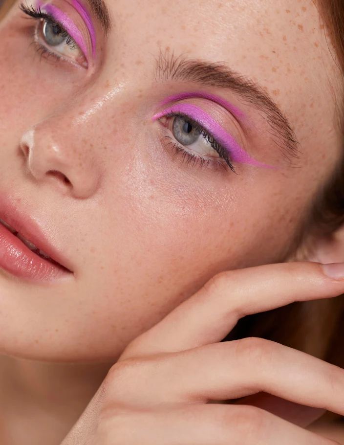 une femme avec un visage et du maquillage sur les yeux