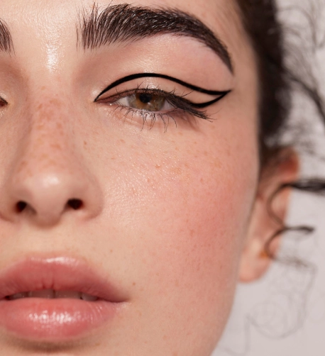 une femme avec du maquillage foncé sur les yeux
