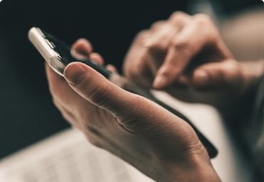 téléphone en main
