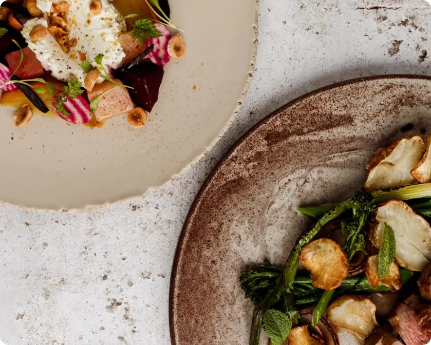 deux belles assiettes avec des plats de légumes