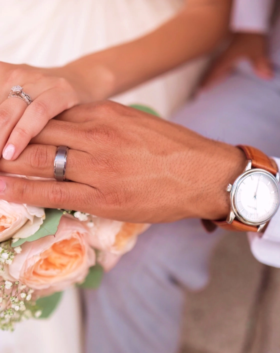 zwei Hände mit Ringen