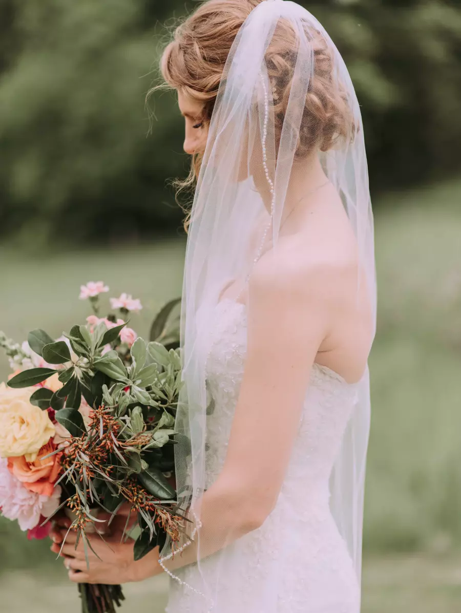 Ein Mädchen im Brautkleid