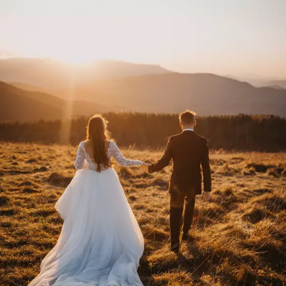 Ein Mann und ein Mädchen vor dem Sonnenuntergang
