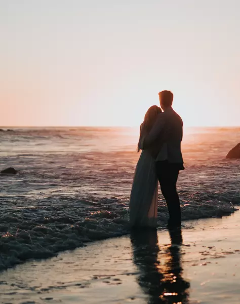 Ein Mann und ein Mädchen gegen das Meer
