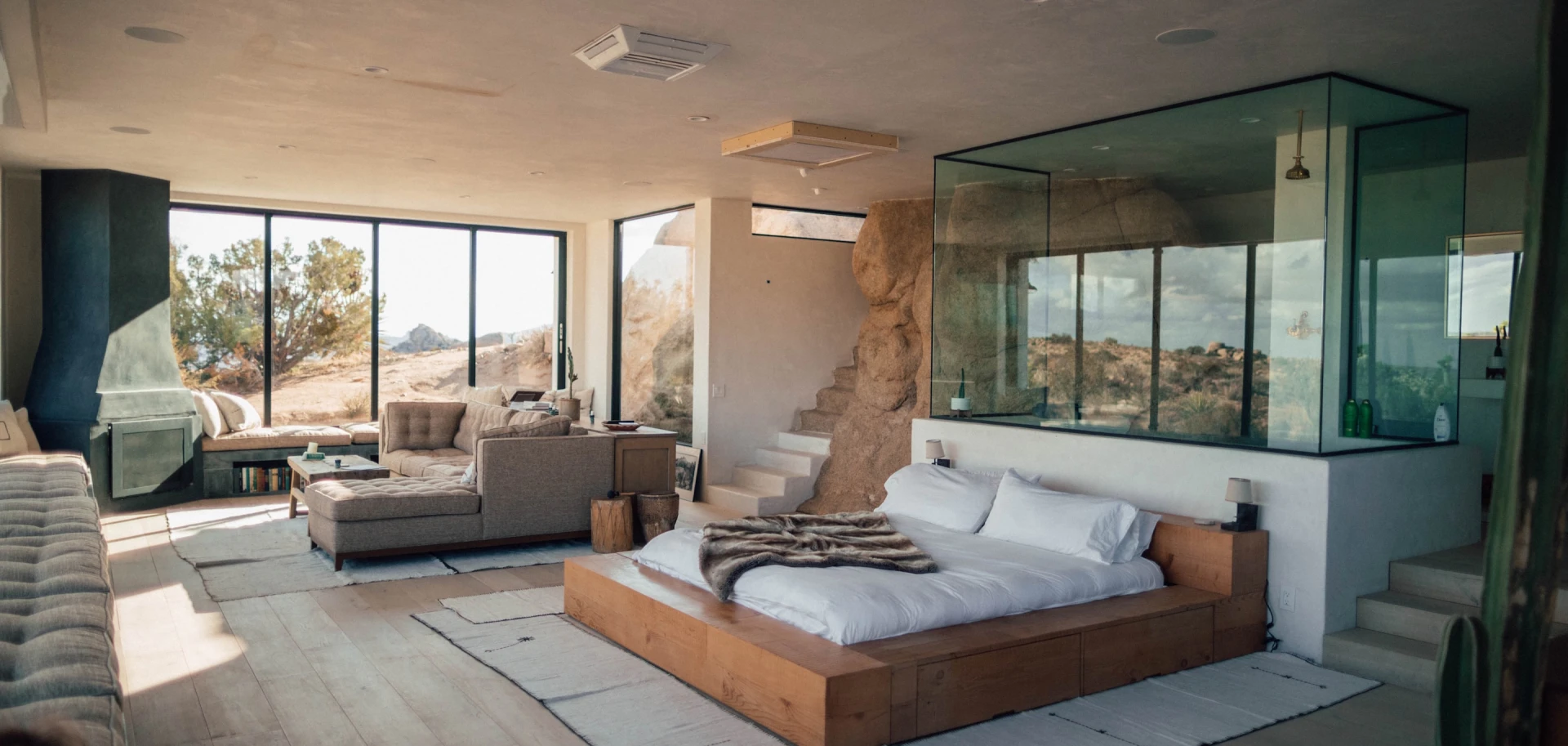 Chambre moderne avec de grandes fenêtres en verre
