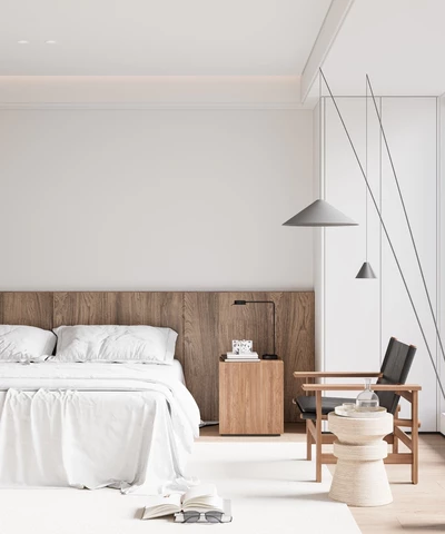 Minimalistinis miegamasis su balta patalyne, mediniu galvūgaliu ir moderniu apšvietimu