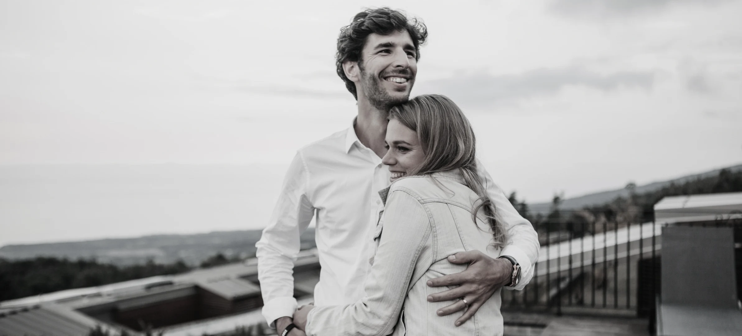 un ragazzo e una ragazza che si abbracciano sono in piedi sul tetto