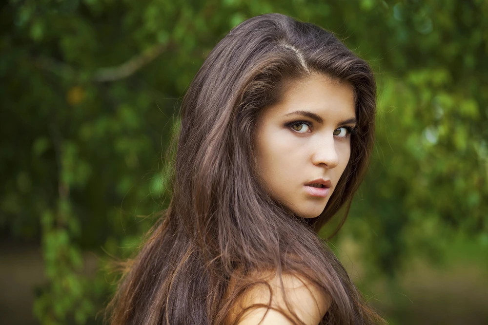 Brunetka s opálenou pletí vypadá napůl kolem sebe