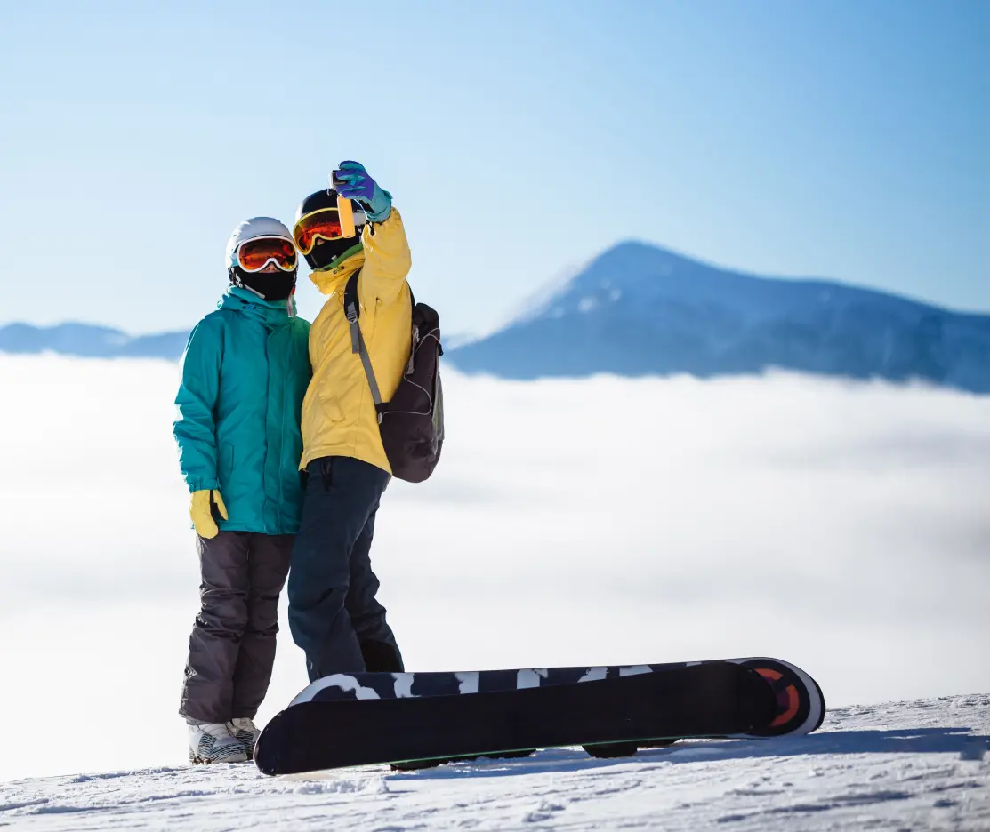 Deux hommes dans les montagnes