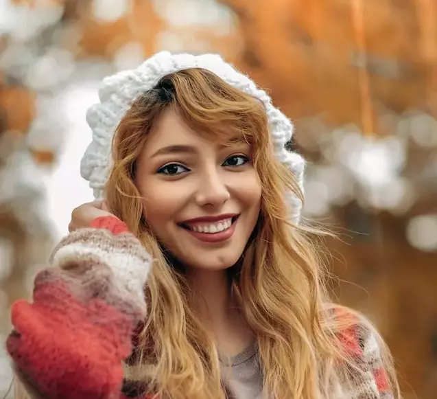 usměvavá dívka s bílými vlasy