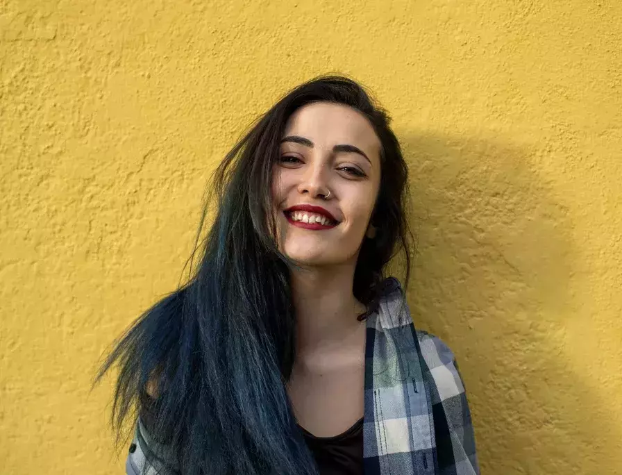 usměvavá dívka s černými vlasy