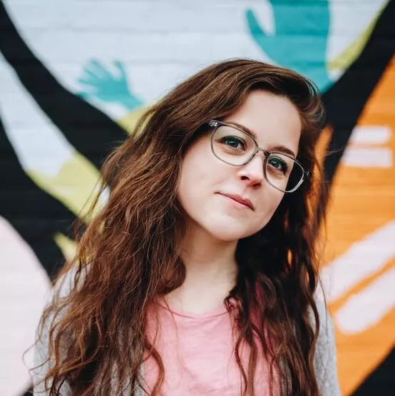 hnědovlasá dívka v průhledných brýlích