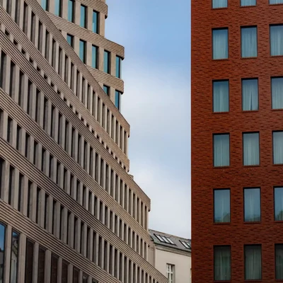 مبنيان حديثان بتصميمات معمارية فريدة متجاوران