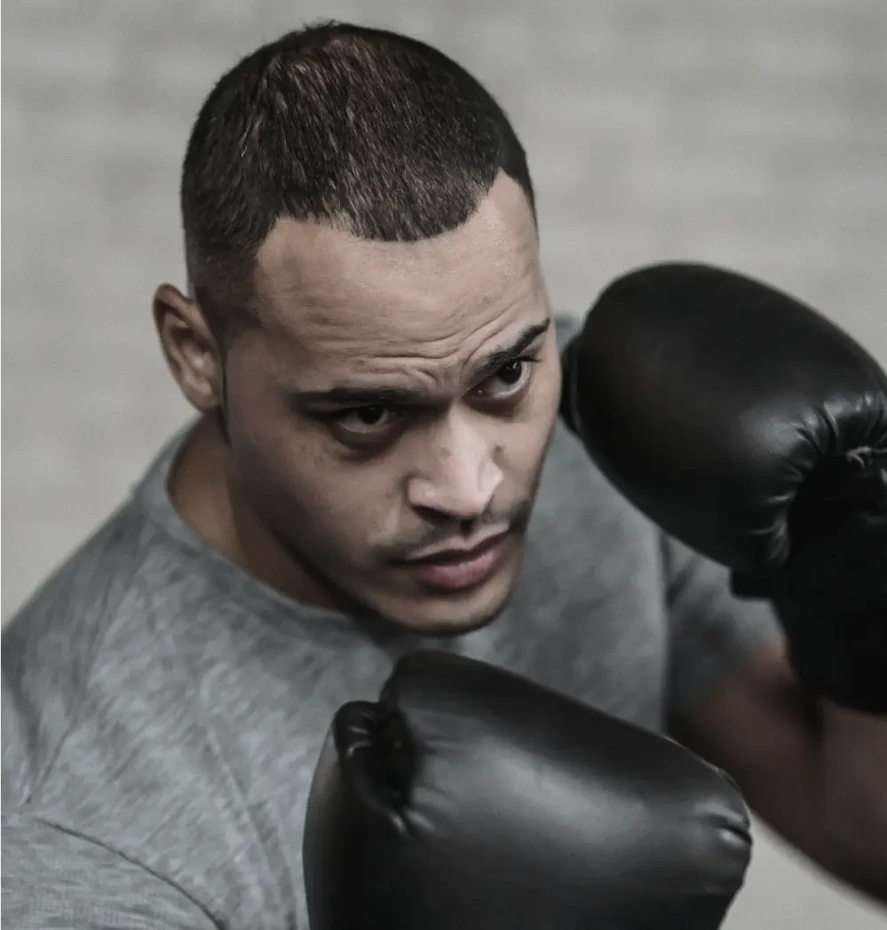 Ein Mann mit Boxhandschuhen