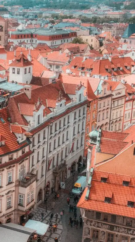 Górne zdjęcie jednej z ulic Starego Miasta