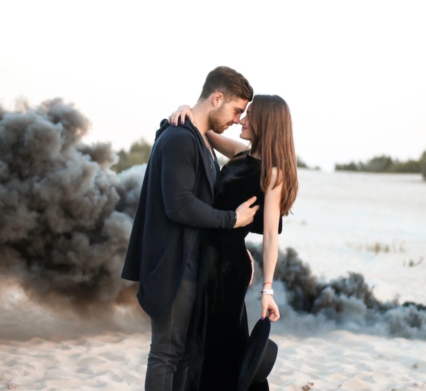 عشاق يرتدون ملابس سوداء