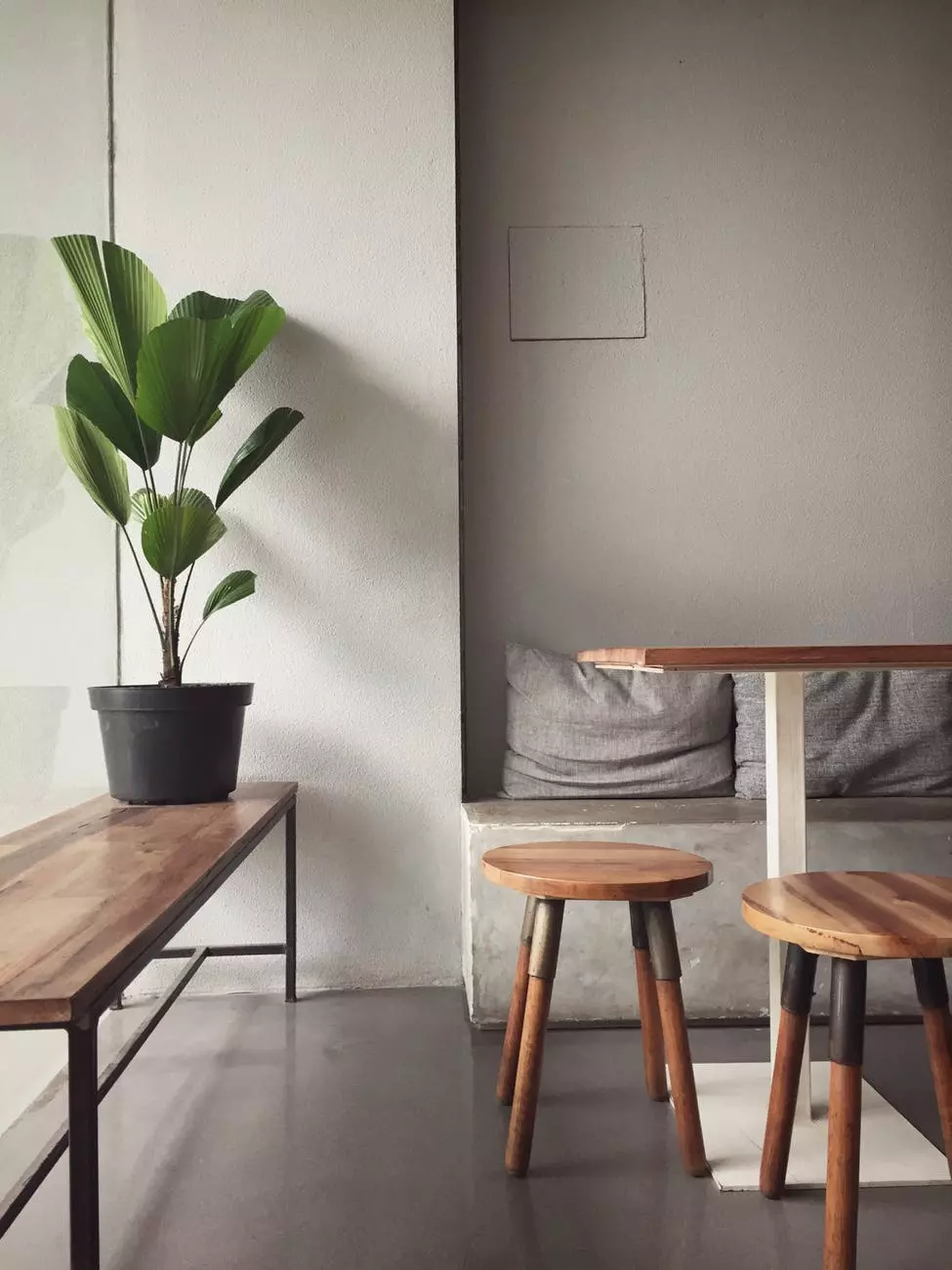Modern waiting room whit flower and wooden chairs