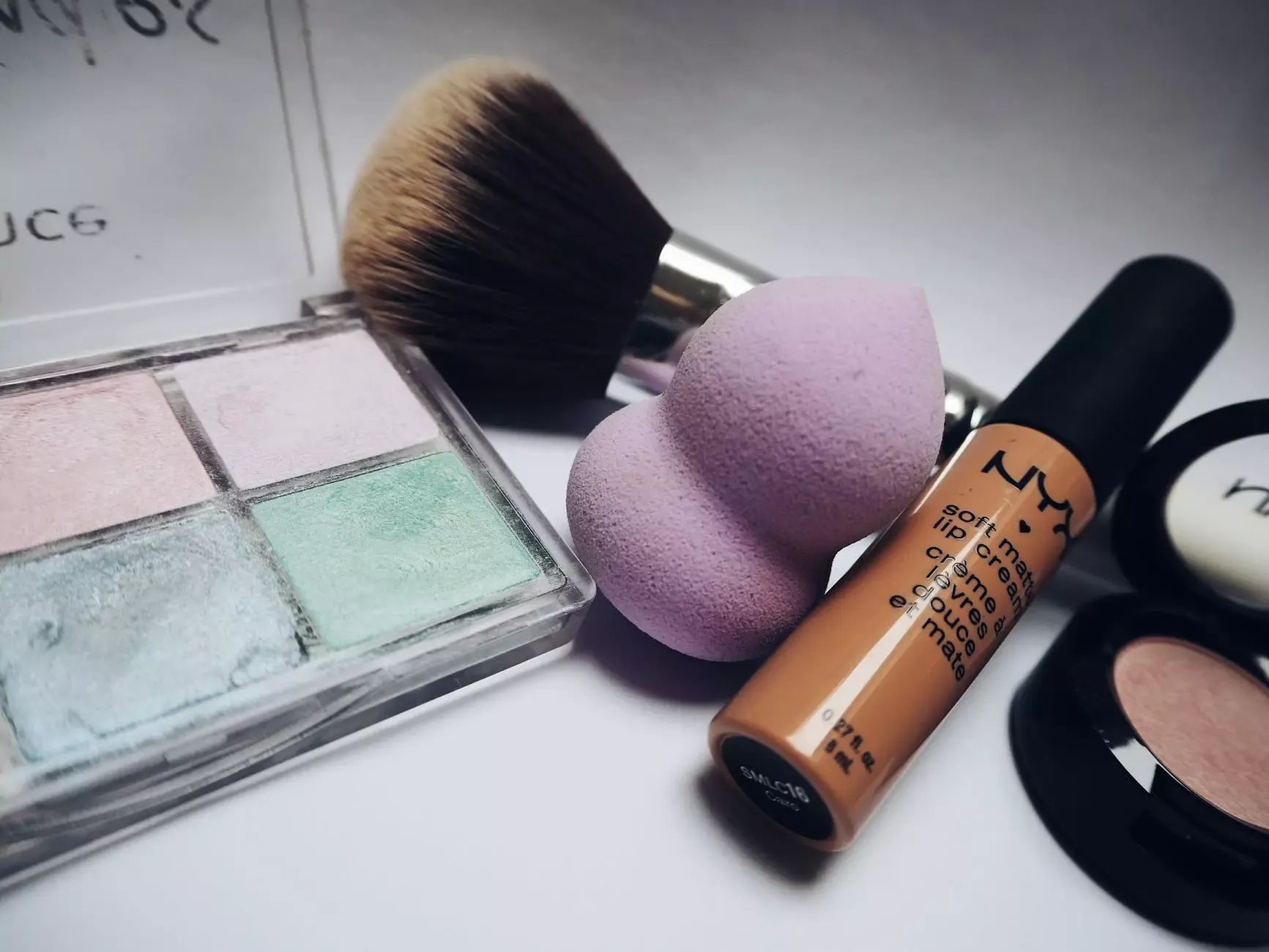 devices for applying makeup