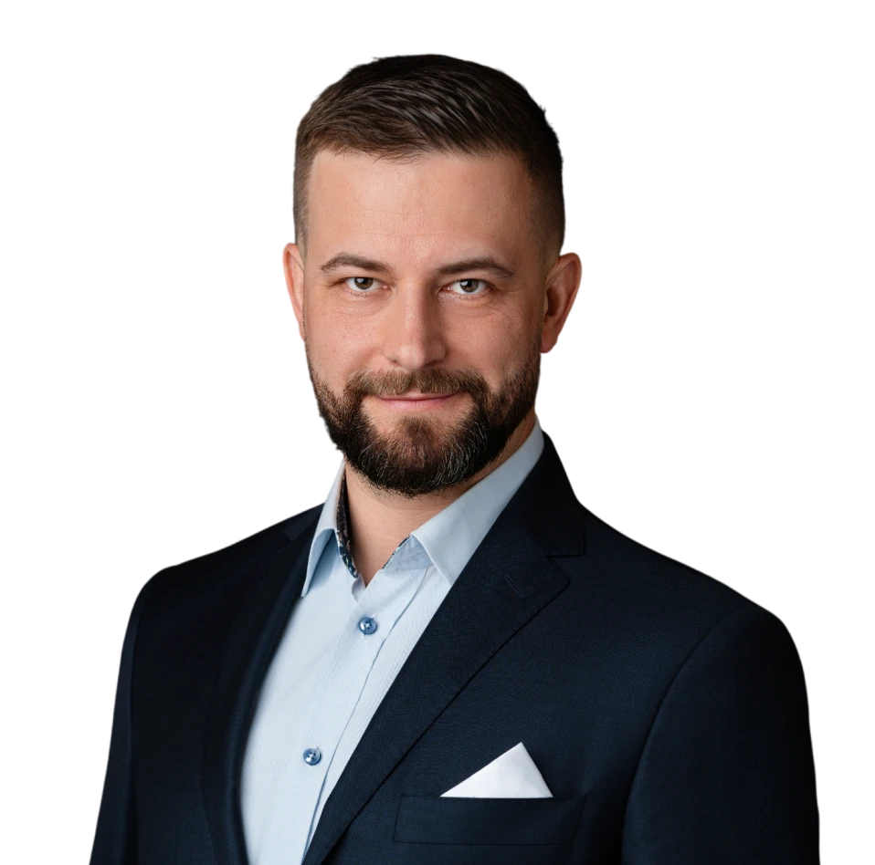 Młody mężczyzna z modną fryzurą skrzyżował ręce przed sobą
