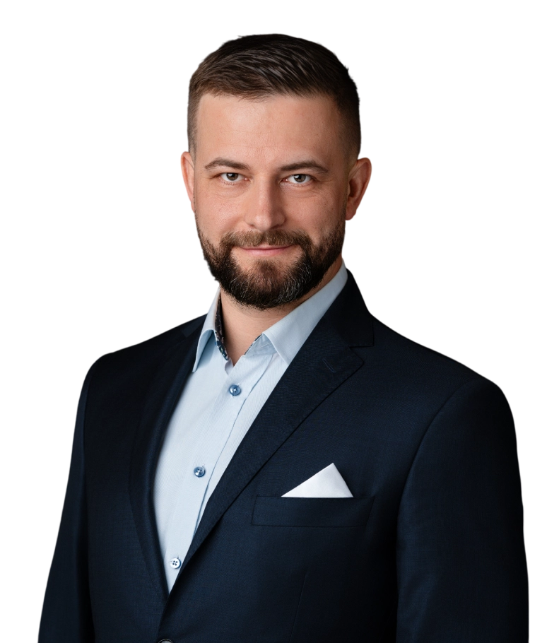Młody mężczyzna z modną fryzurą skrzyżował ręce przed sobą